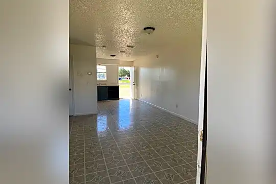 100 Plum Ave Photo 2