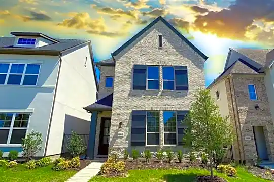 1060 Sarah St Photo 1