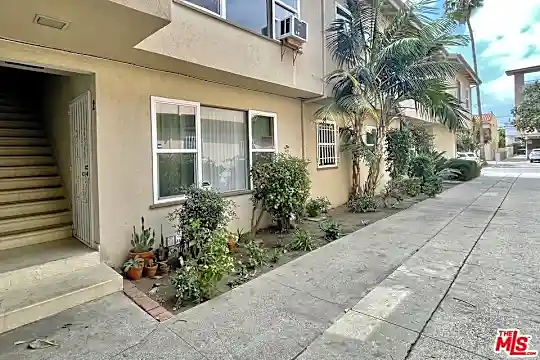 1114 S Sherbourne Dr #3 Photo 2