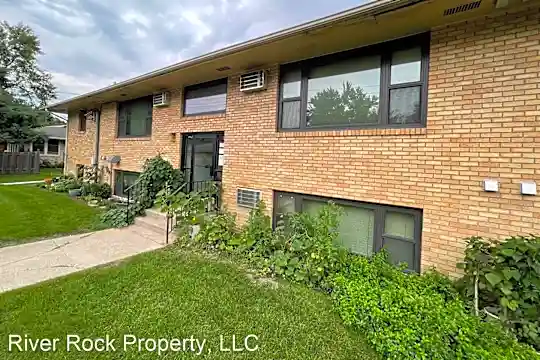 1002 Oak St N Photo 2