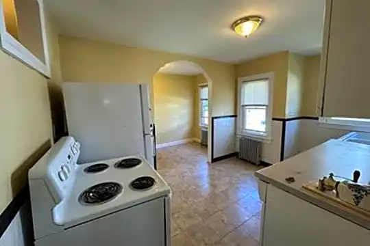 827 Pleasant St Photo 2
