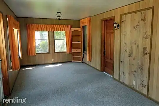 390 Ellen St Photo 2
