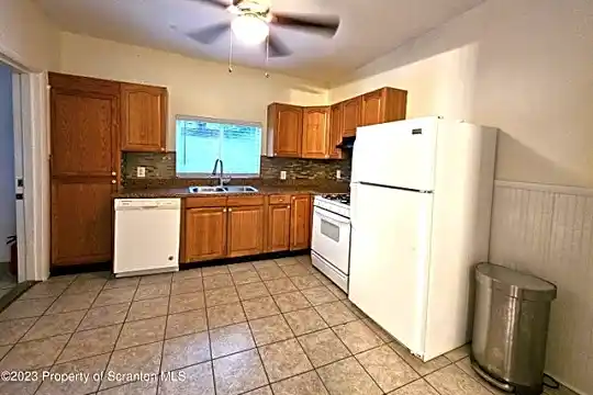209 Lincoln St Photo 2