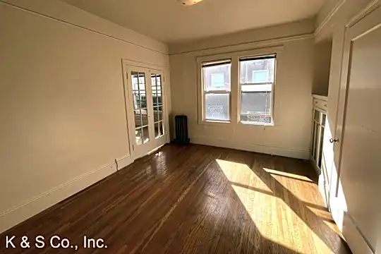 1739 Oxford St Photo 2