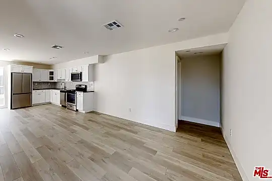 951 N Mariposa Ave Photo 2