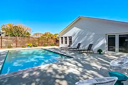 416 Carolina Blvd Photo 1