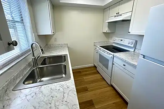 300 Gunn Ave Photo 2
