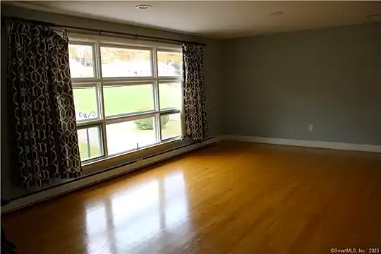 210 Garry Dr Photo 2
