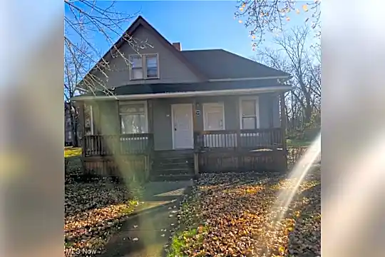716 Mercer Ave NE #B Photo 1