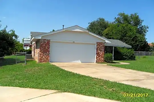 4712 SE Mieling Dr Photo 1