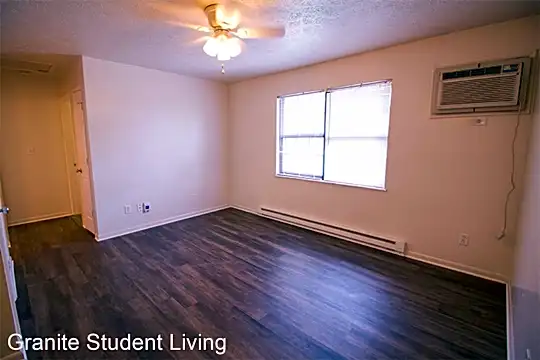 136 Andrew Pl Photo 2
