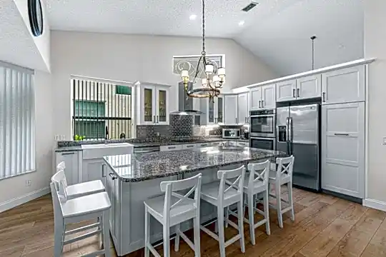 7215 Ashford Ln Photo 2