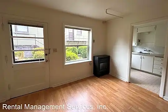 5244 NE Wistaria Dr Photo 2