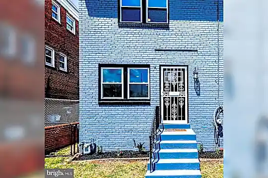 204 53rd St NE Photo 2