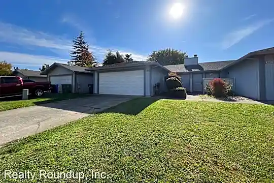 8908 La Haya Way Photo 2