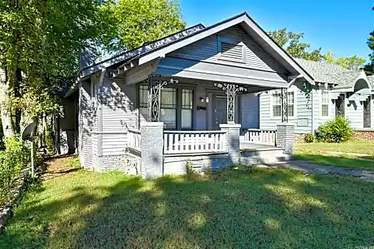 2104 S Pine St Photo 2