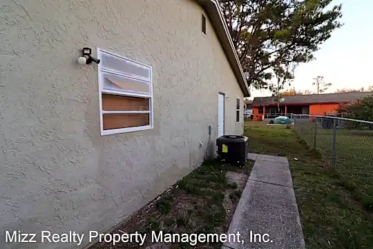 725 Lucaya Dr Photo 2