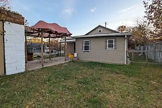 809 Eastern Ave NE Photo 2
