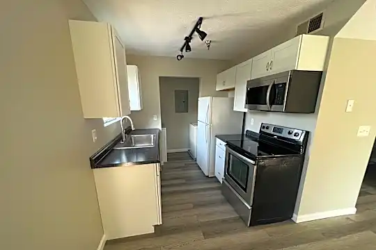 400 Stewart Ln Photo 2