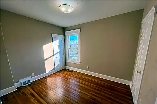 70 Dix St Photo 2
