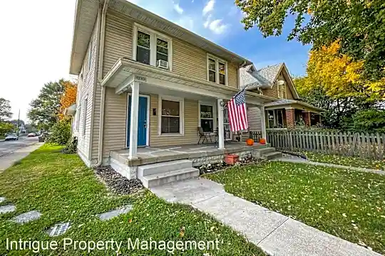 1330 Leonard St Photo 2