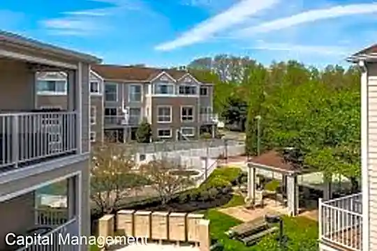 390 Bee St Photo 2
