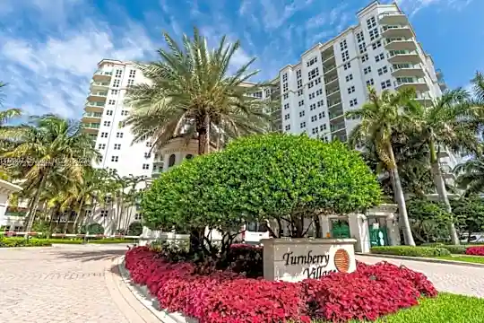 20000 E Country Club Dr #401 Photo 2