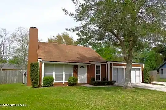 1226 Pioneer Dr Photo 1