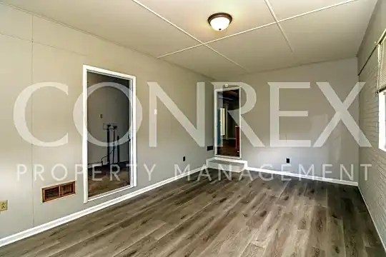 1119 Meadow Ln Photo 2