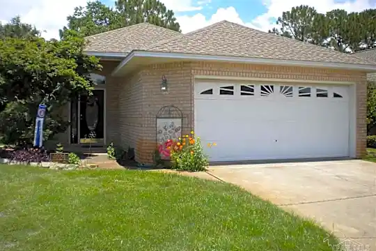 4024 Longwood Cir Photo 1