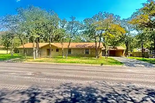 108 Oak Forest Dr Photo 1