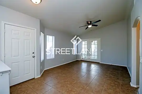 4607 W Laredo St Photo 2