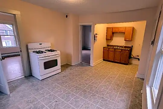 174 Oak St Photo 1