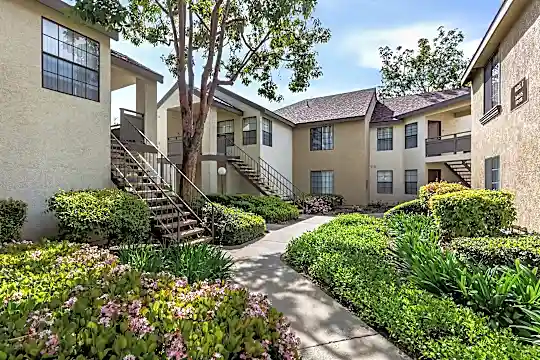 Oak Tree Court Apartment Homes Photo 2