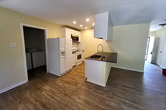 2102 Henry St Photo 2