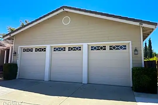3593 Meadowlands Ln Photo 2