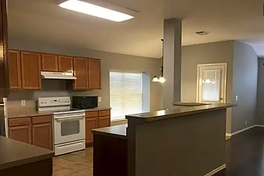 15831 Beaufort Blvd Photo 2