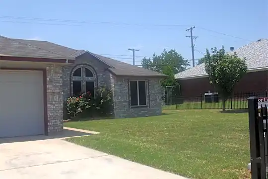 1100 Clairidge Ave Photo 2
