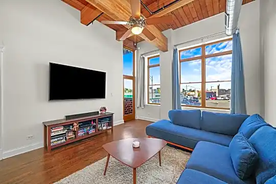3637 N Spaulding Ave #203 Photo 2