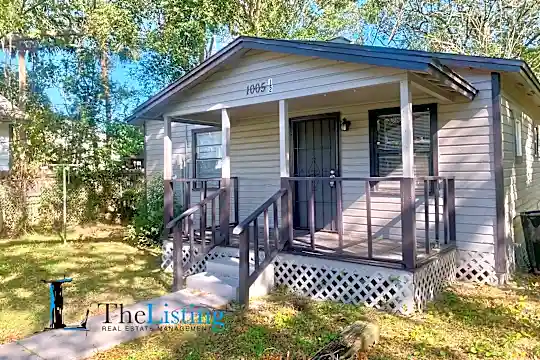 1005 Pine Ave Photo 1