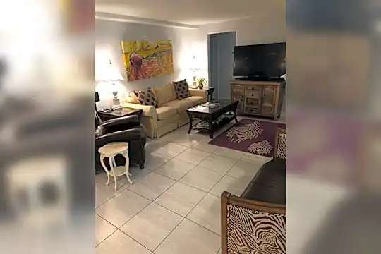 422 Julia Pl Photo 2