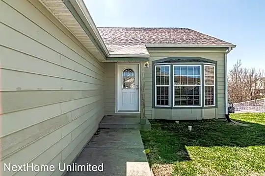 2209 Thompson Dr Photo 2