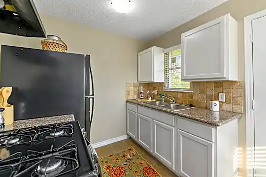 unit 1 kitchen2.jpg