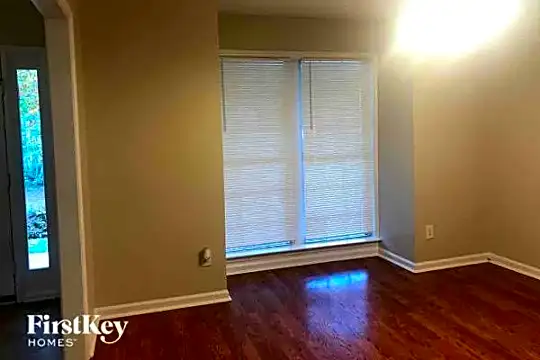 3121 Southhampton Drive Photo 2
