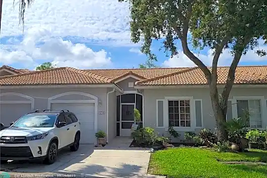4740 SW 12th Pl Photo 1