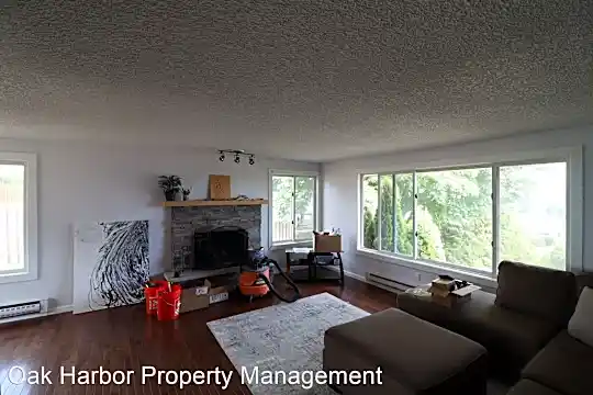 513 E Sunrise Blvd Photo 2