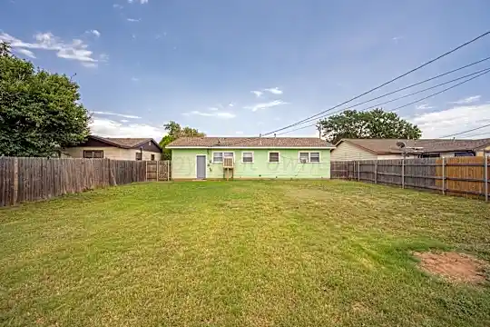 2411 N Vernon St Photo 2