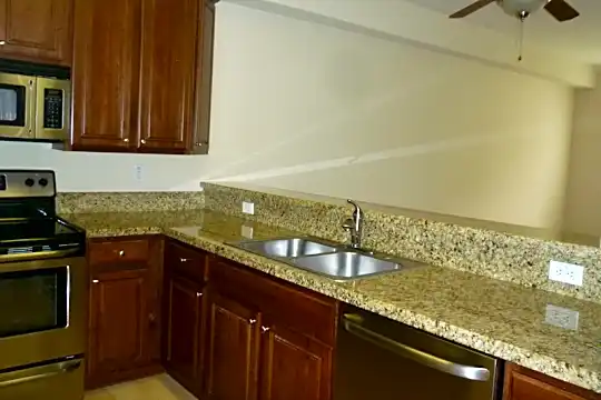 225 Logan Ave N Photo 2