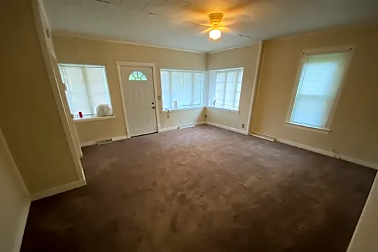 1316 Robinson St Photo 2