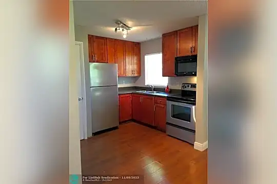 5168 NE 6th Ave #413 Photo 1